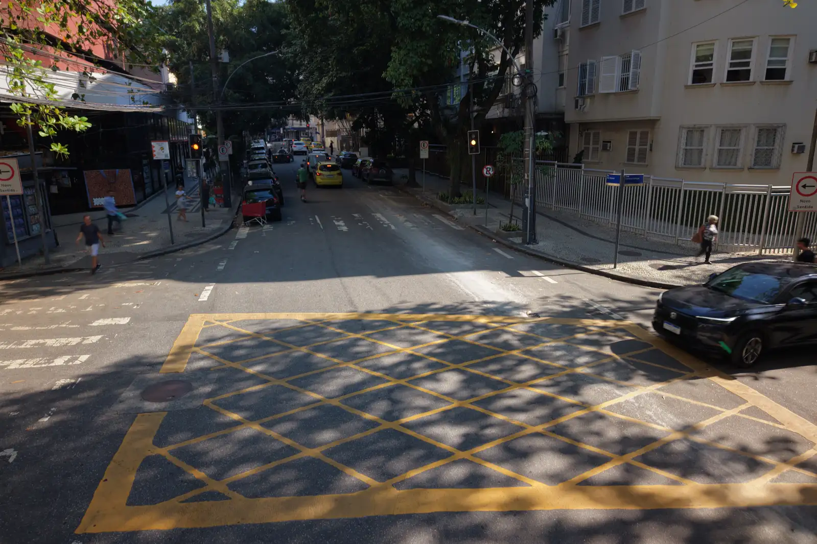 Yellow box junction at Rua Dias Ferreira and Rua General Artigas in Leblon