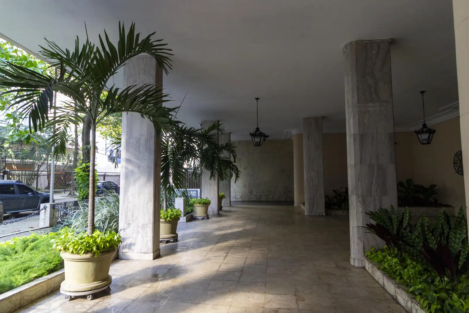 Covered entrance with marble columns at Edificio Simoger in Leblon, Rio de Janeiro