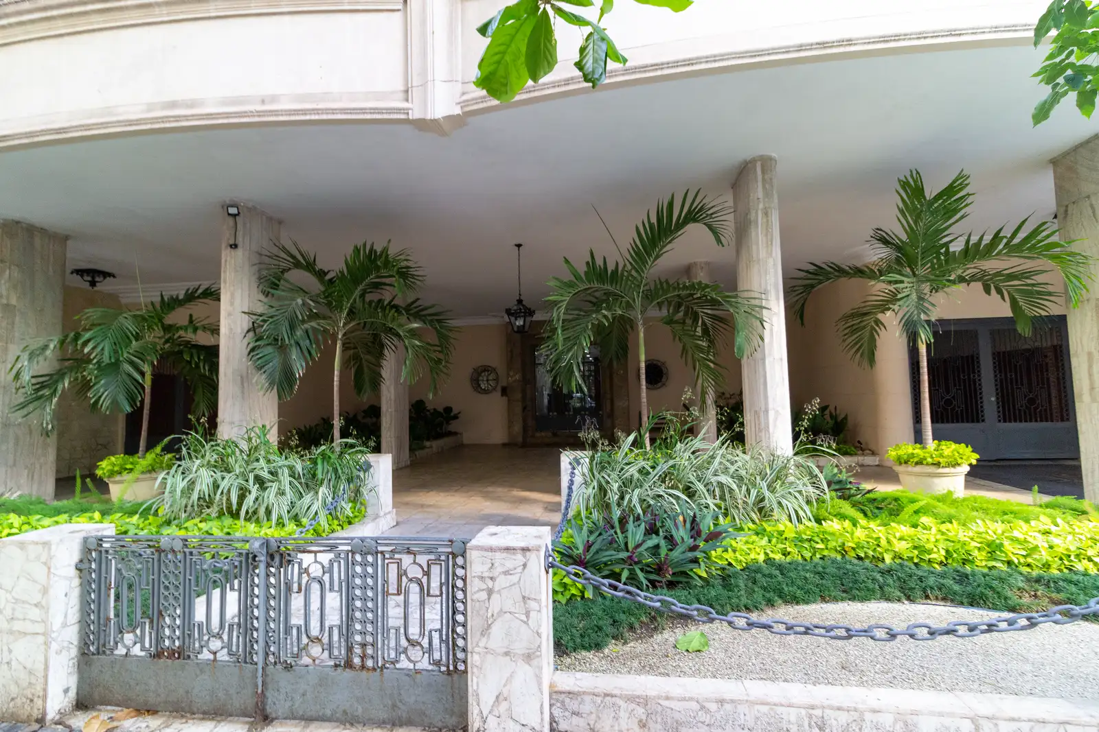 Entrance and landscaped garden of Edificio Simoger in Leblon, Rio de Janeiro