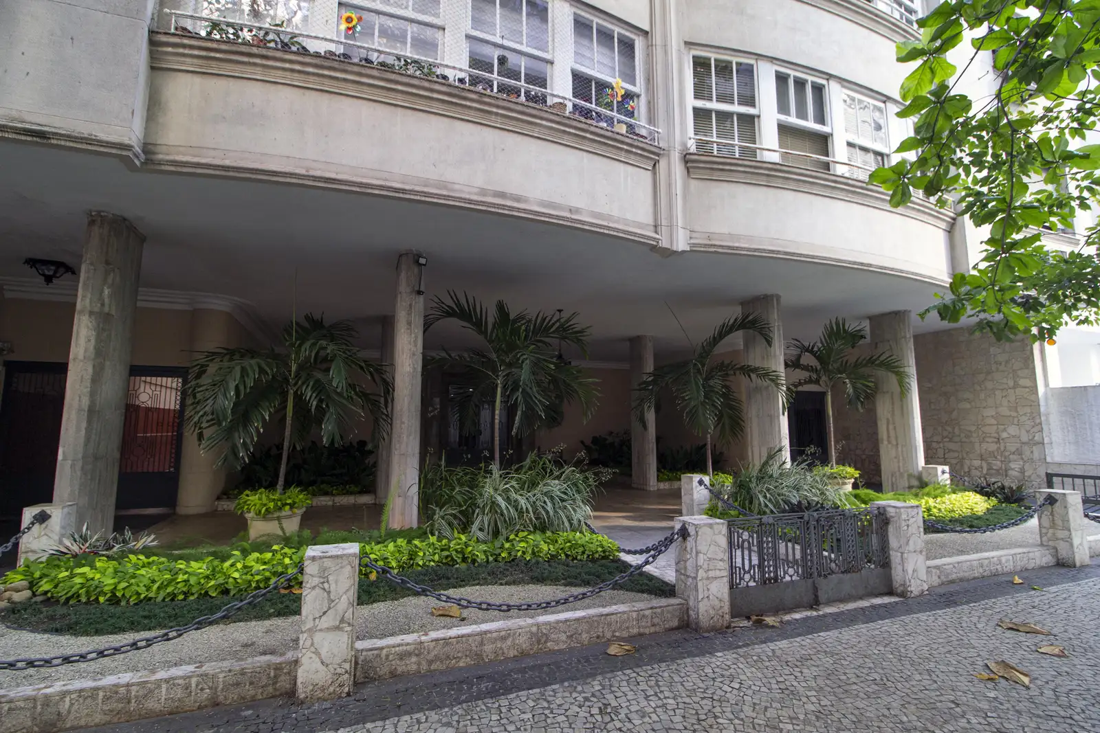 Entrance facade of Edificio Simoger in Leblon, Rio de Janeiro