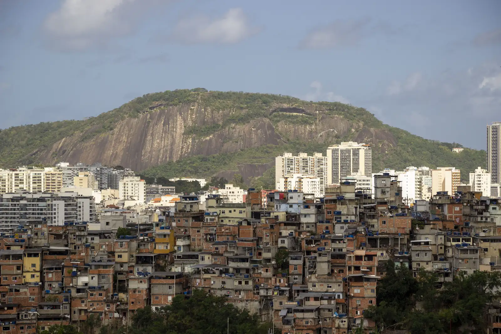 Favela Tavares Bastos and Catete skyline