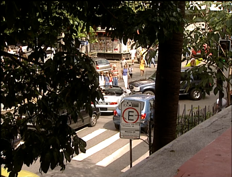 Crowd gathers at the Leblon intersection after the collision