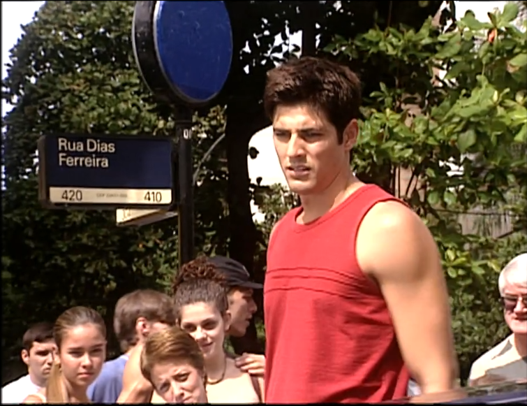 Edu at the crash scene; the Rua Dias Ferreira sign is visible