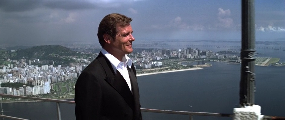 Bond on the observation terrace above Guanabara Bay