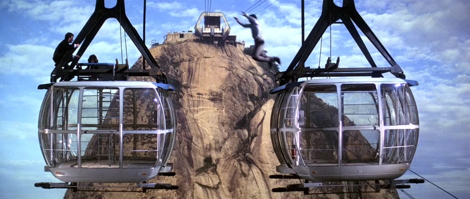 Jaws attacks between the cable car cabins