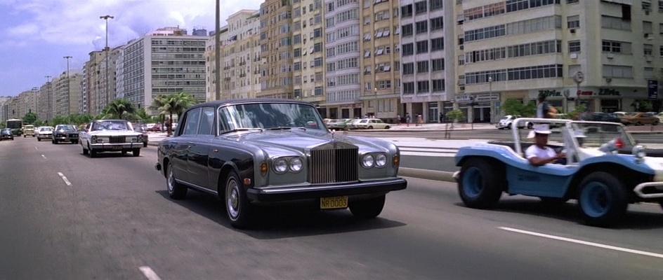 The silver Rolls-Royce travels along Avenida Atlântica