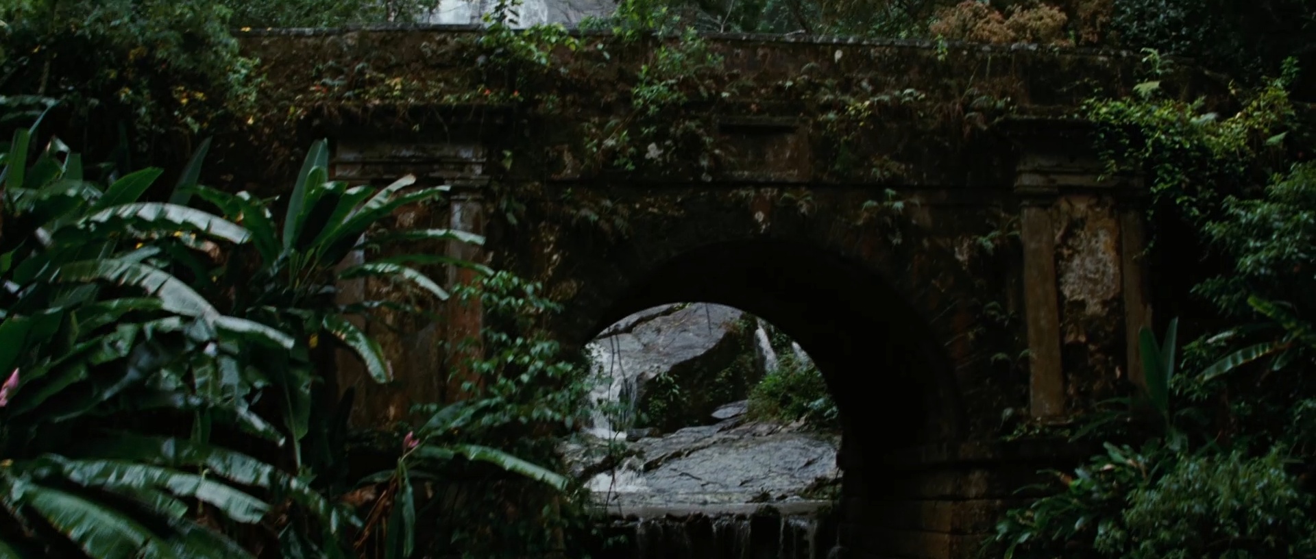 The historic stone bridge at Cascatinha Taunay