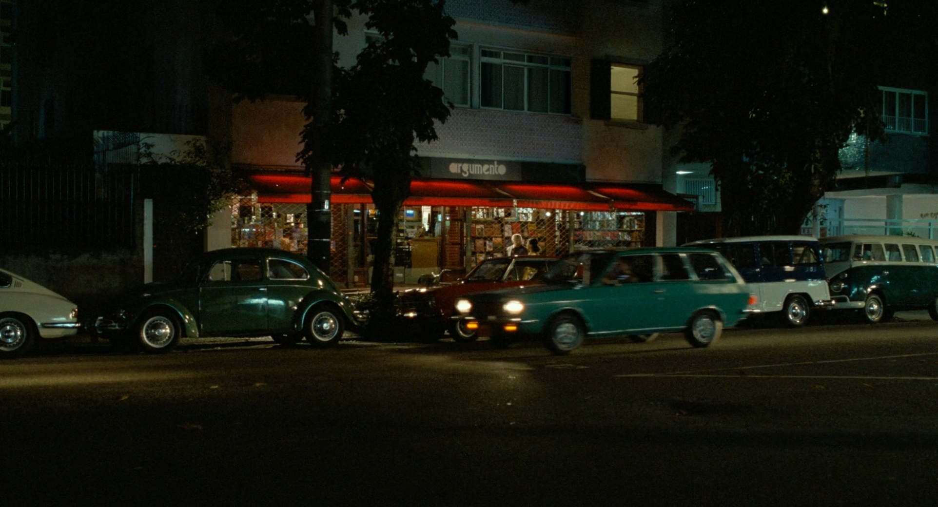 Night exterior of Livraria Argumento in I'm Still Here (2024)
