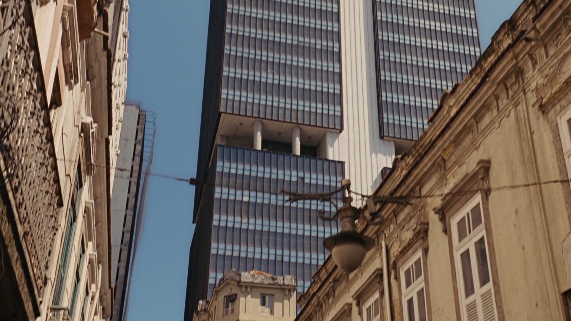 Banco Central office building during Hernan Reyes's meeting scene in Fast Five (2011)