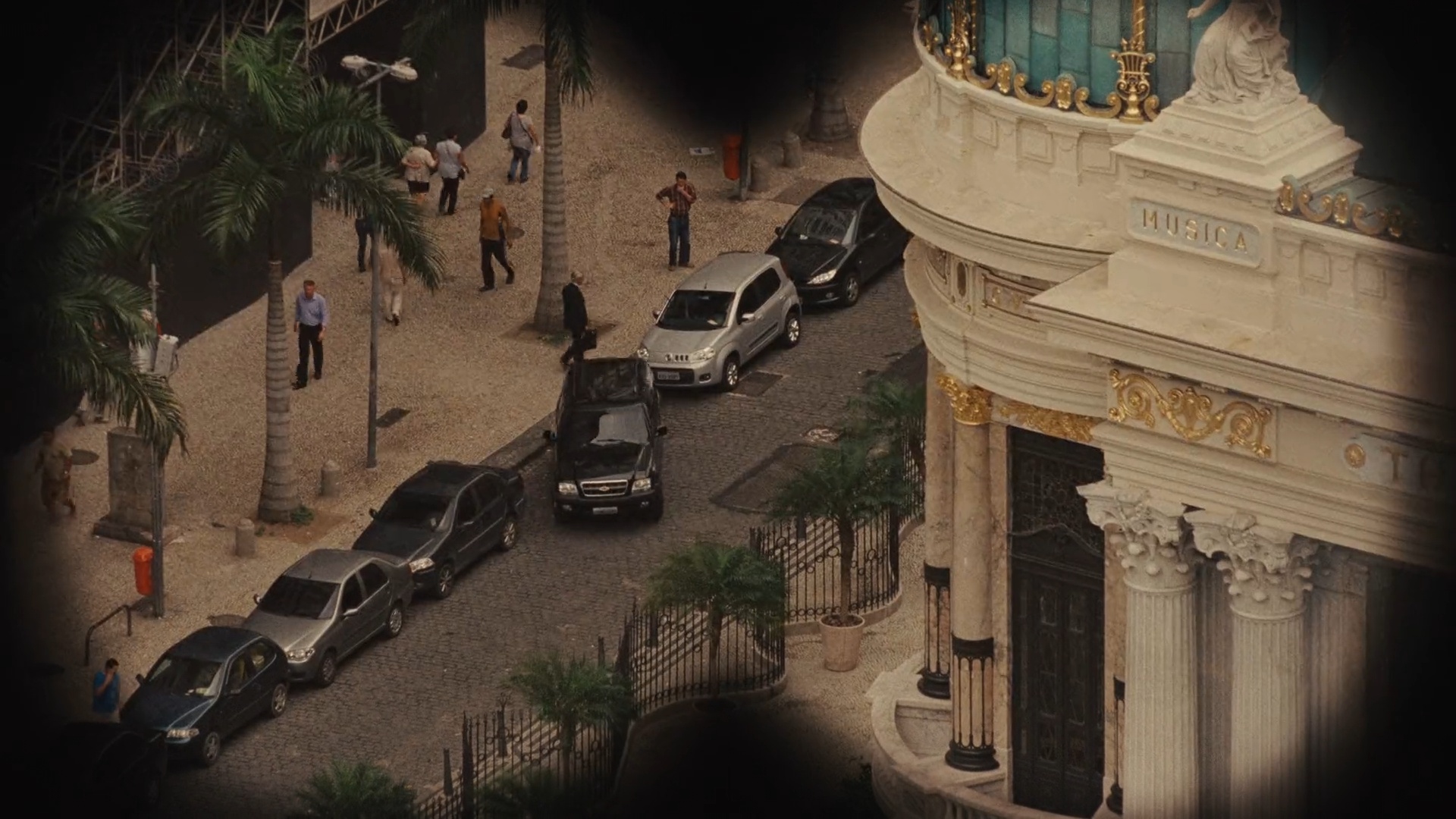 Fast Five: surveillance near the Municipal Theatre