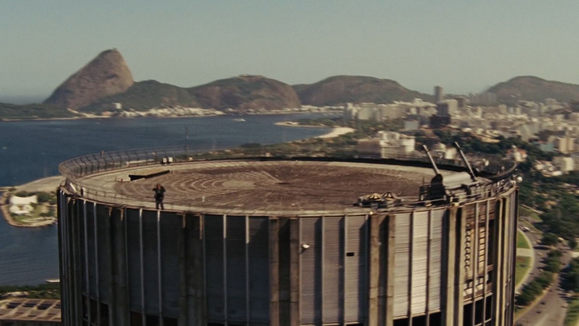 Fast Five: rooftop surveillance above Cinelandia